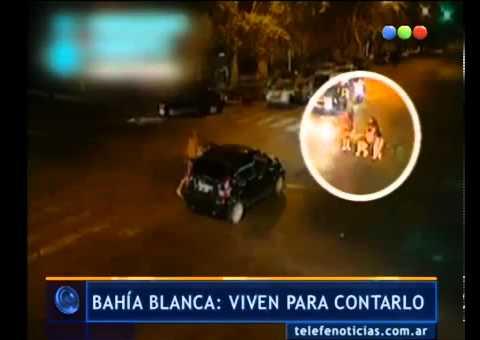 Garotas sofrem acidente brutal de trânsito e saem caminhando ilesas após atropelamento